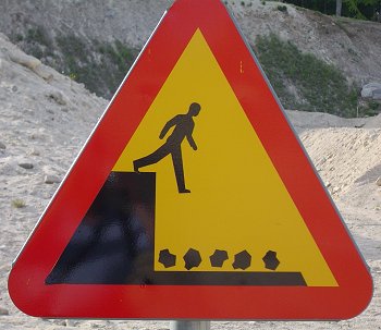 roliga vagmarken fallande man